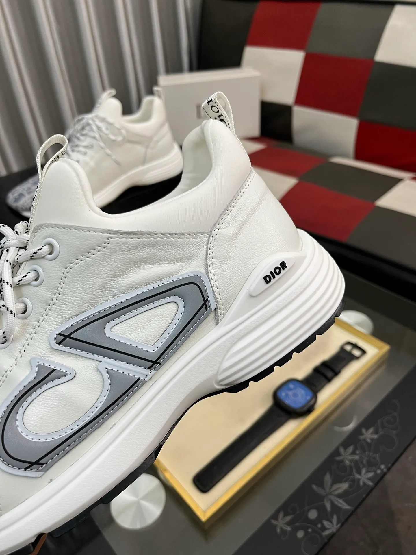 Men's clothing and shoes 💰458⌚️⌚️ Dior's casual and sporty style is combined with the elements of dad bag-soled shoes. It has successfully broken through the dad shoe style that has been on the streets in recent years and has become a beautiful landscape in luxury goods. The fabric is high mercerized with breathable mesh. The mesh on both sides of the shoe is made of three layers of composite technology. The bottom process uses package molding fabrics: imported high mercerized 🐂 cowhide stitching with original customized D-shaped mesh code number: 38-445️⃣Colors available